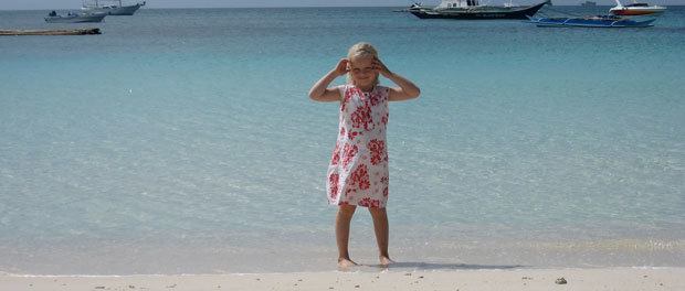 på stranden ved boracay - hvidt sant og turkis vand