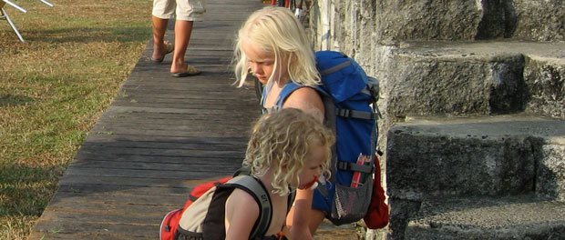 Så gik vores rejse fra thailand til malaysia vores børn går her med rygsækkene som vaske ægte mini backpackere