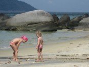 den smukkeste strand på thailand uberørt og børnene leger