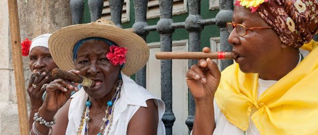 Vi rejser til Cuba og skal ryge cigarer med de gamle damer som vises på dette billede