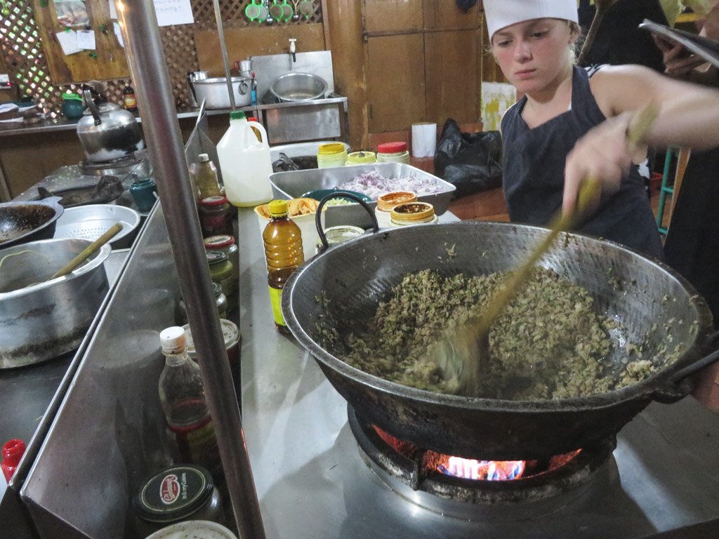 clara er i køkkenet og laver sri lankan curry