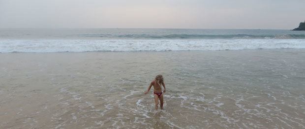 der bades ved stranden på mirissa