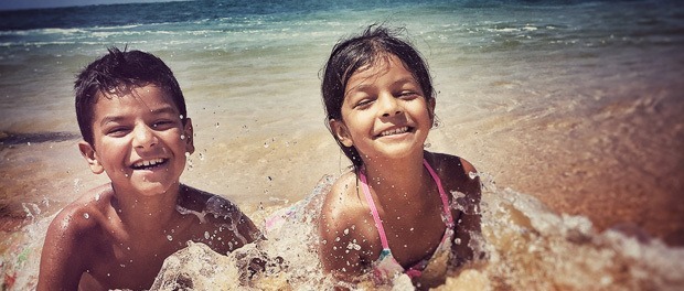 børnene nyder strandene på sri lanka