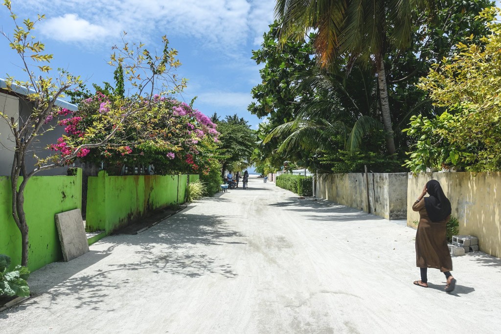 den lokale ø dharavandhoo med autentisk stemning