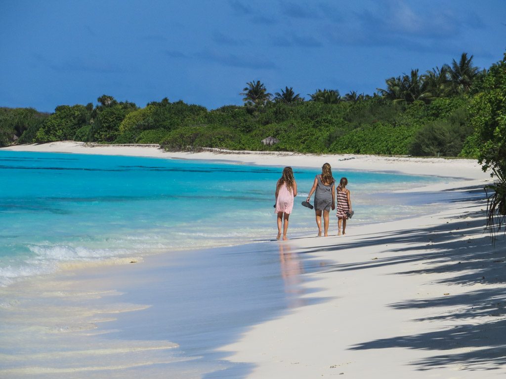 pigerne hygger ved stranden paa fulhadhoo