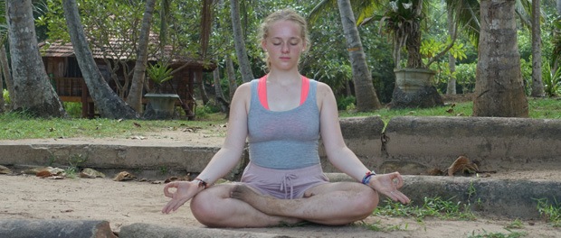 yoga på stranden i sri lanka