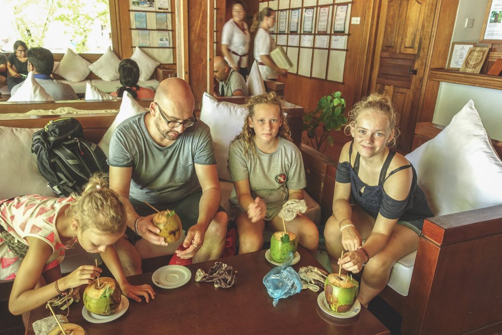 god velkomst på resortet på maldiverne med frisk kokosnød