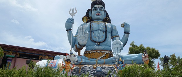 kæmpe shiva statue ved indgangen til templet