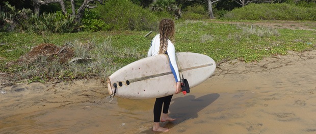 pauline går ned til surf spottet ved arugam bay