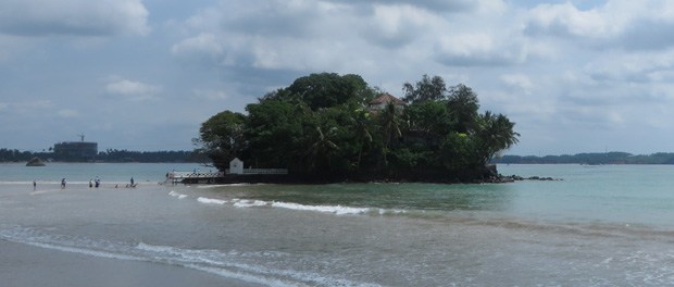 skøn strand med historisk ø ved weligama