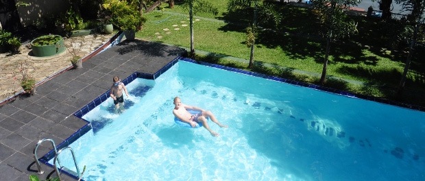 Poolen på Riverbank Bentota Hotel