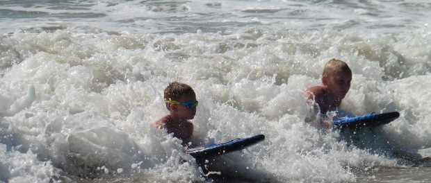 Lækre bølger til drengene på Kirinda Beach Resort.