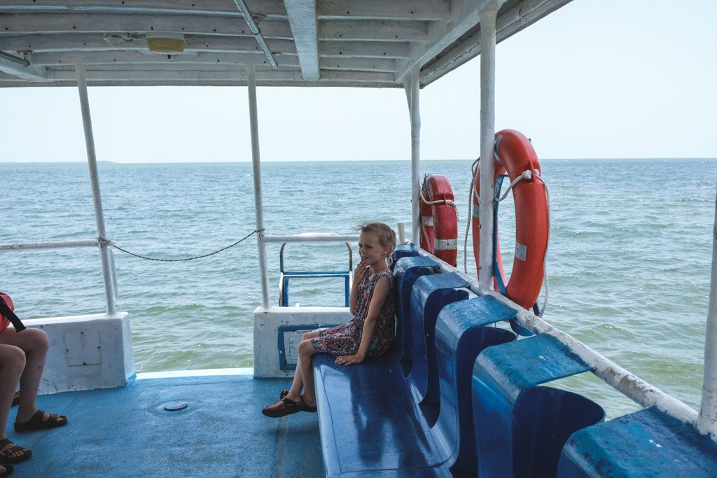 bjørk hygger på båden på vej til Cayo Levisa