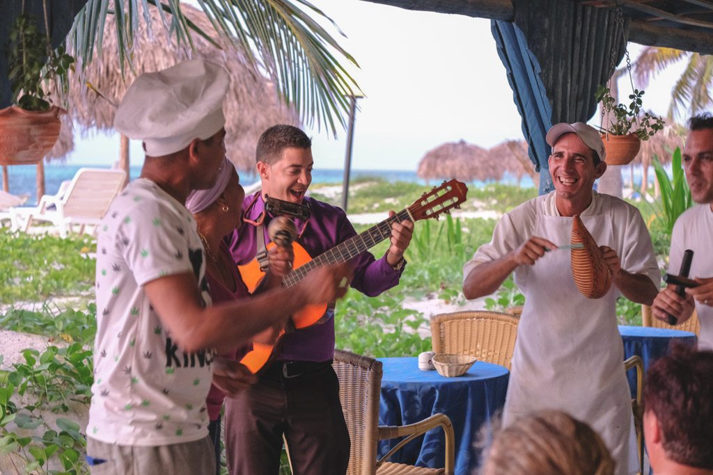 musik og dans ved aftensmaden på restauranten ved cayo levita