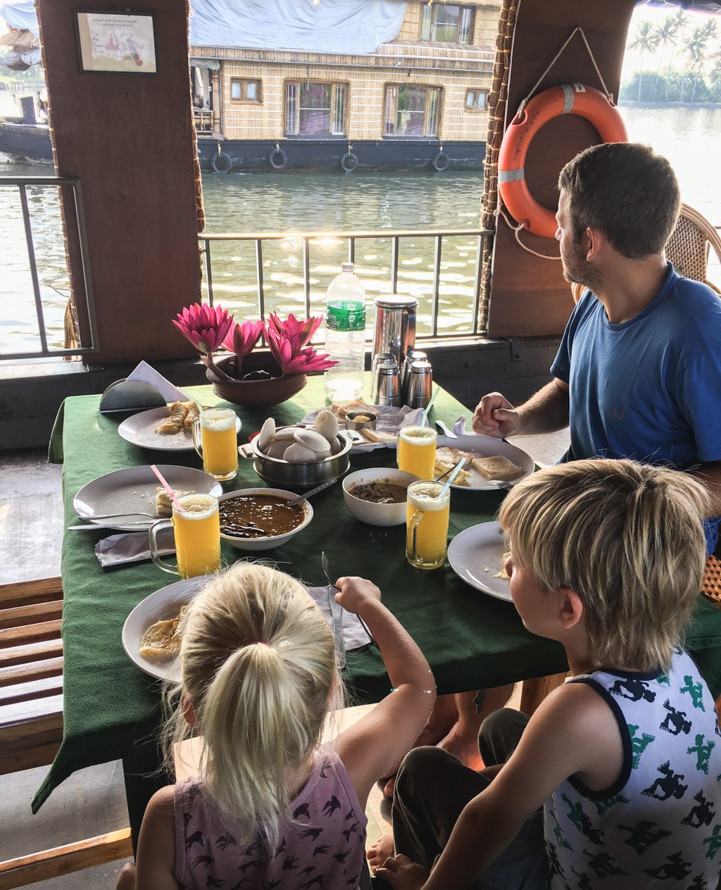 skøn udsigt over floden i alleppey når vi spiser morgenmad