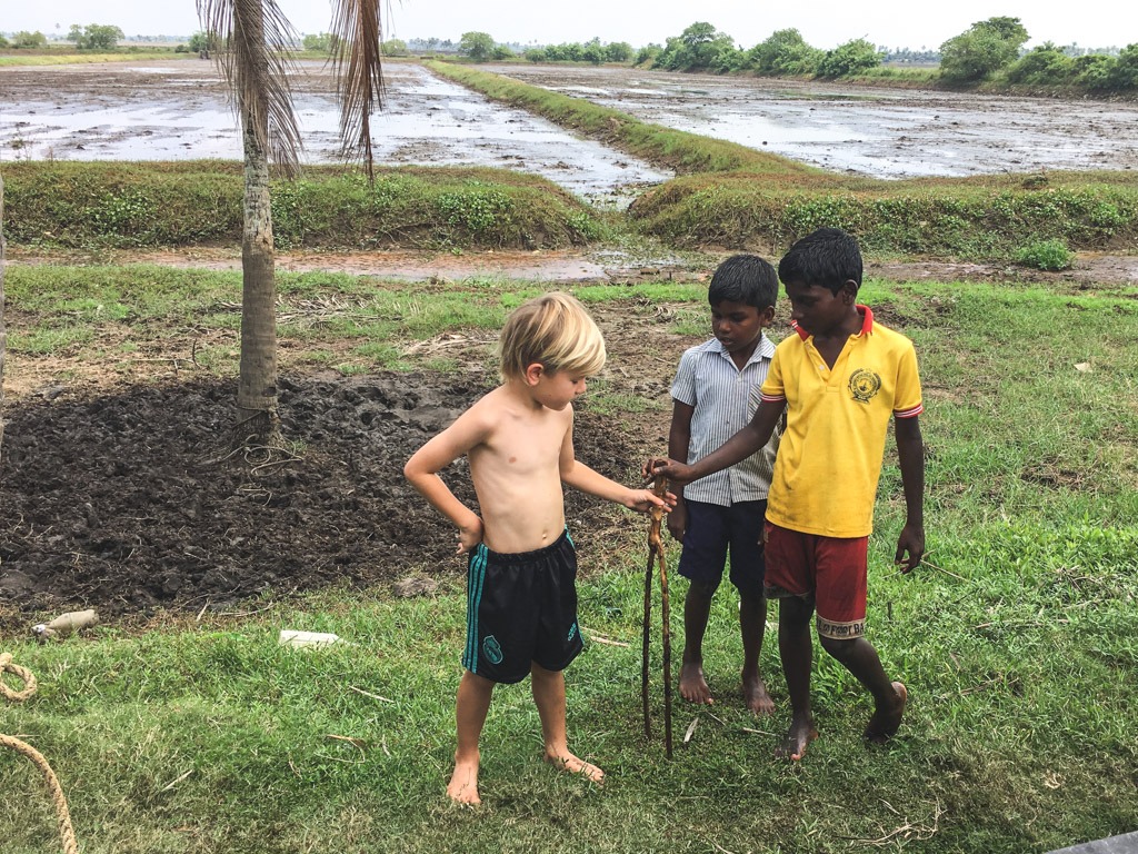 drengene lejer ved vandbredden i alleppey