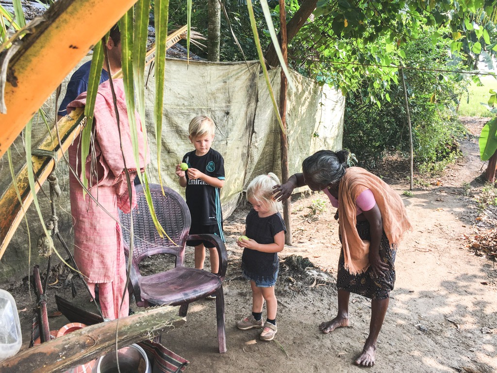 lokalbefolkningen i indien syntes det er sjovt med lyshårede.