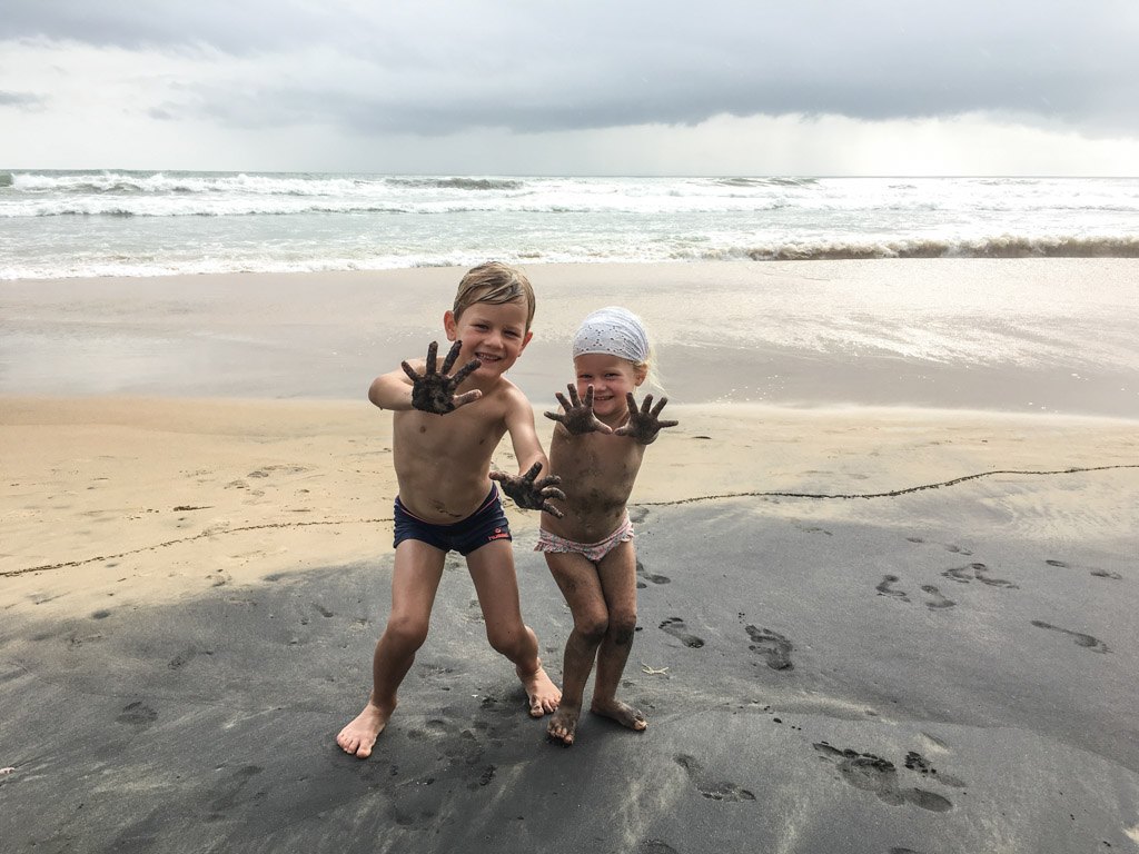 hygge ved stranden i varkala med børnene