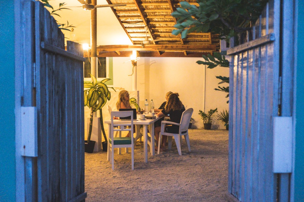 hygge om aftenen i restauranten vaali beach lodge