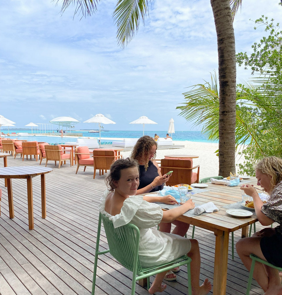 Frokost udenfor -  hovedrestauranten på The Standard Maldives