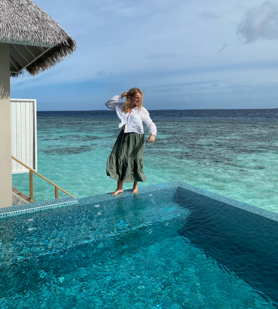 Balance på kanten af poolen i vandvillaen på The Standard Maldives