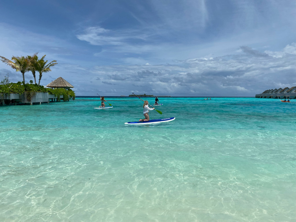 Paddleboard fra stranden på Maafushivaru