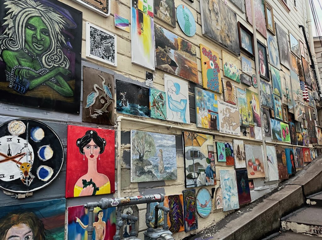 Kunst på murerne i Bisbee's gader