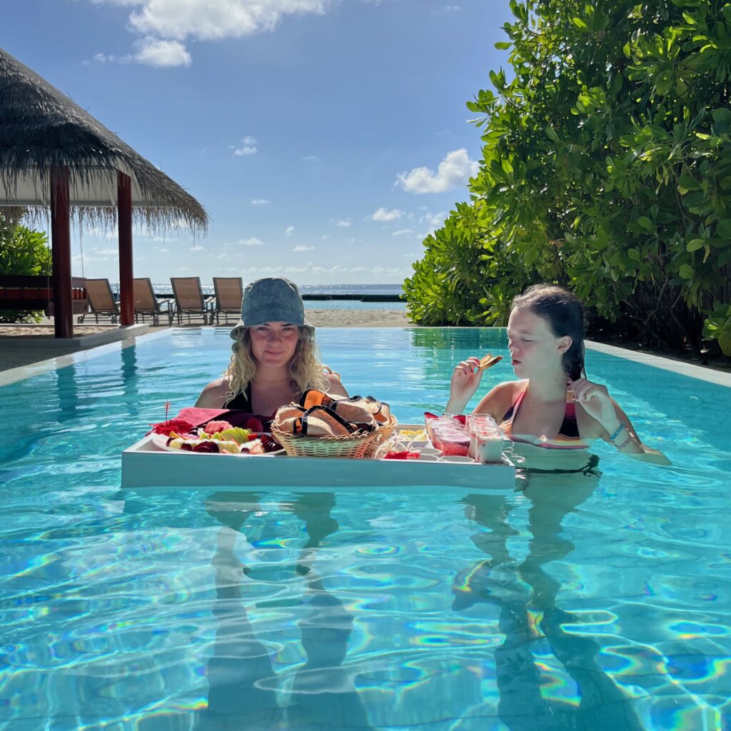 Floating breakfast i poolen på Sun Siyam Vilu Reef