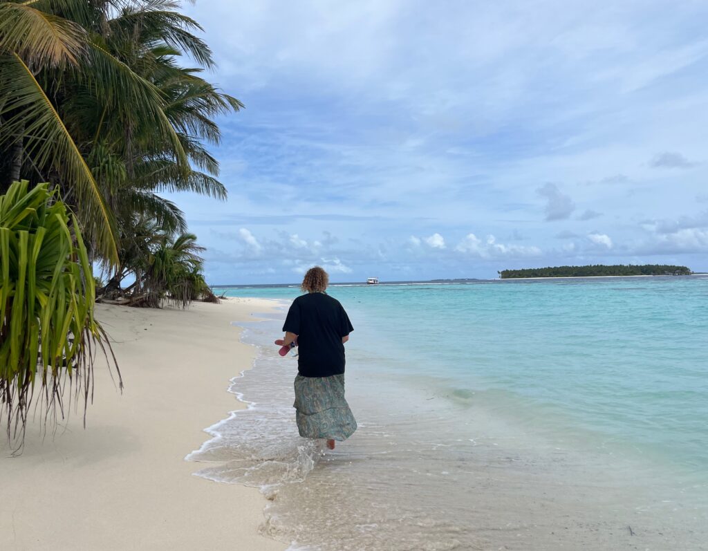 Dæk kroppen, når I besøger en lokal ø på Maldiverne