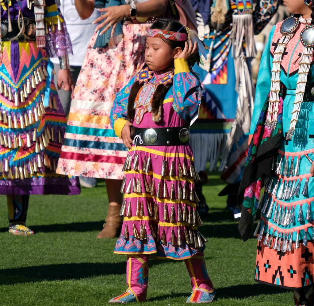 Et barn danser til powwow