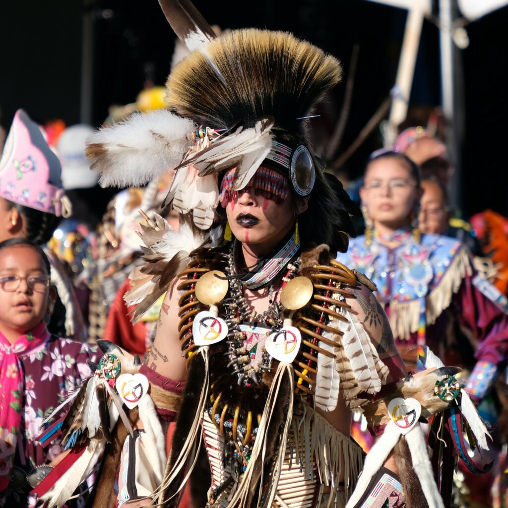 Kvindelig deltager i powwow