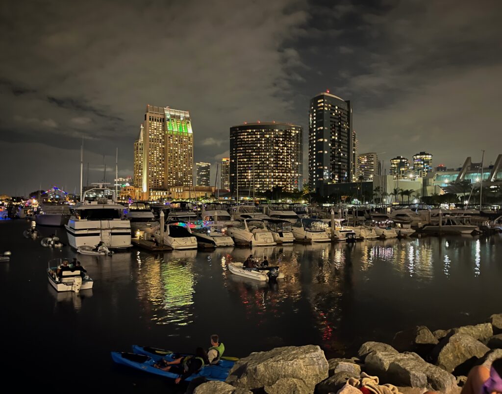San Diego set fra havnen om aftenen