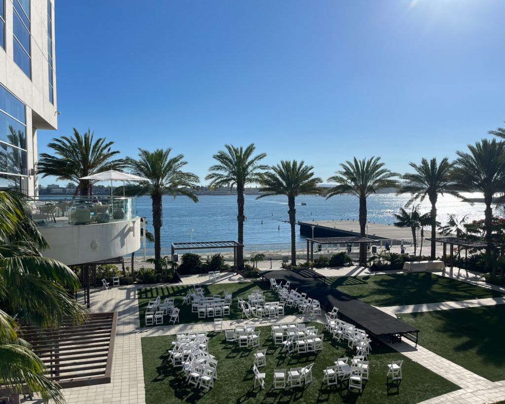 Hilton San Diego Bayfront ligger direkte på havnen 